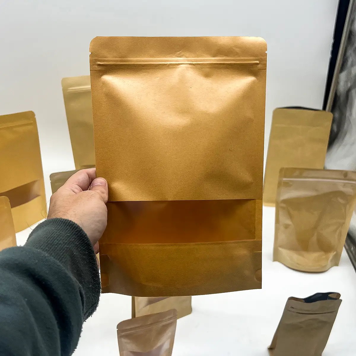 10-pack papperspåsar med fönster i kraftpapper 16 x 24 cm - produktbild 2