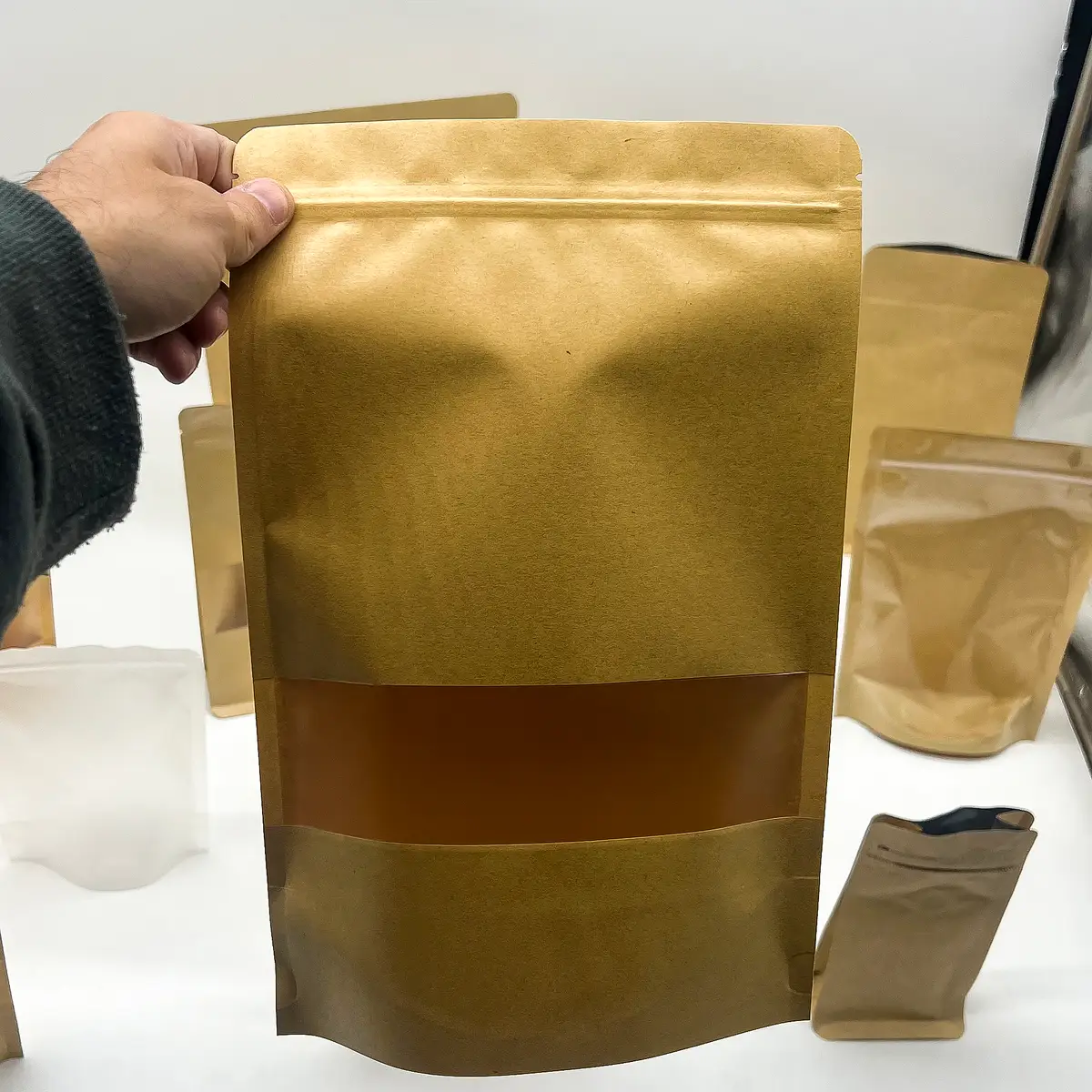 10-pack papperspåsar med fönster i kraftpapper 20 x 30 cm - produktbild 2