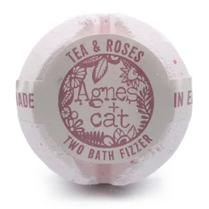 Rund rosa badbomb med etikett Tea & Roses från Agnes + Cat