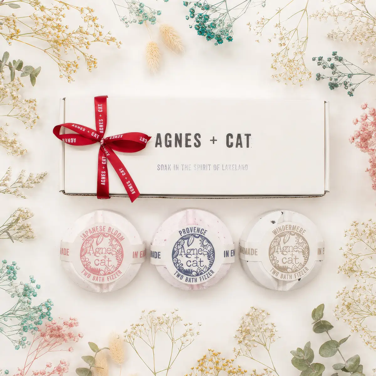 Agnes + Cat presentförpackning med tre badbomber omgiven av torkade blommor