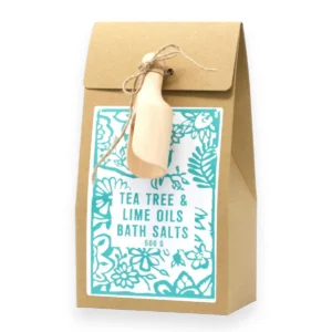 Förpackning med Agnes & Cat badsalt med tea tree och lime, 500 gram, med träskopa