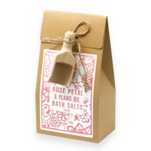 Förpackning med Agnes & Cat badsalt med ylang-ylang och rosblad och träskopa