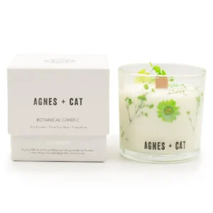 Agnes + Cat botaniskt sojavaxljus Fellberry i glas med torkade gröna blommor och vit presentförpackning