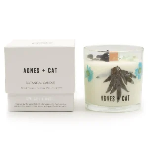 Agnes + Cat botaniskt sojavaxljus Seasalt & Moss i glasburk med torkade blommor och träveke bredvid vit presentkartong