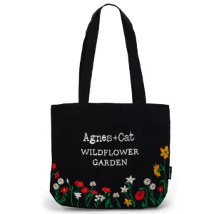 Svart bomullstote med broderade röda, vita och gula vildblommor och texten Wildflower Garden