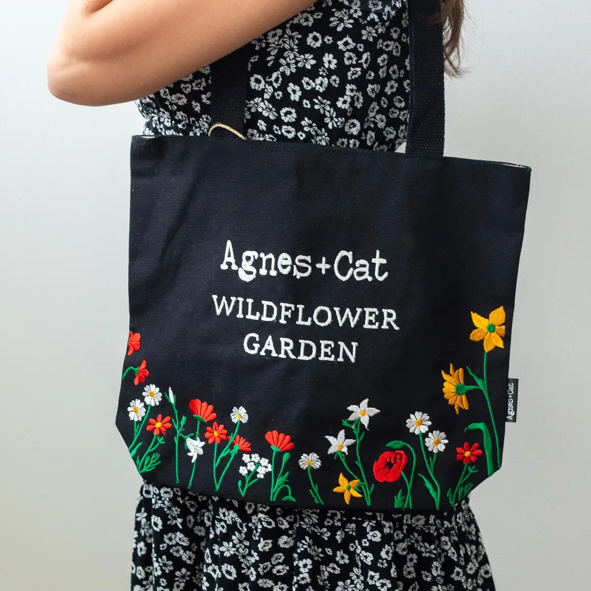 Agnes + Cat broderad bomullstote med vildblommor svart - produktbild 2