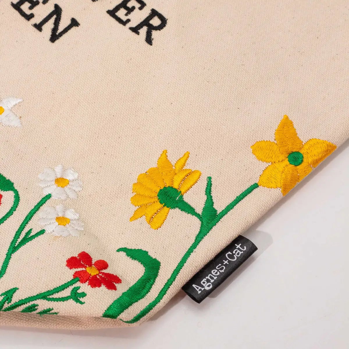 Agnes + Cat broderad bomullsväska med röda blommor - produktbild 3