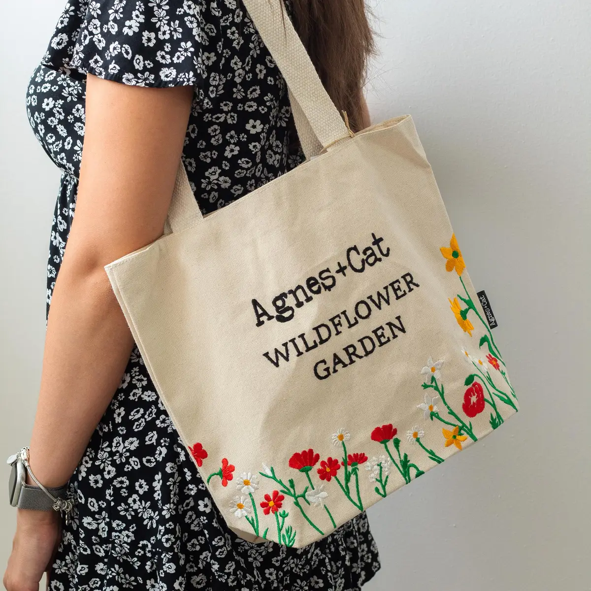Agnes + Cat broderad bomullsväska med röda blommor - produktbild 4