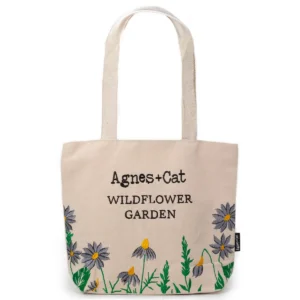 Naturfärgad bomullsväska med broderade lila vilda blommor och texten Wildflower Garden