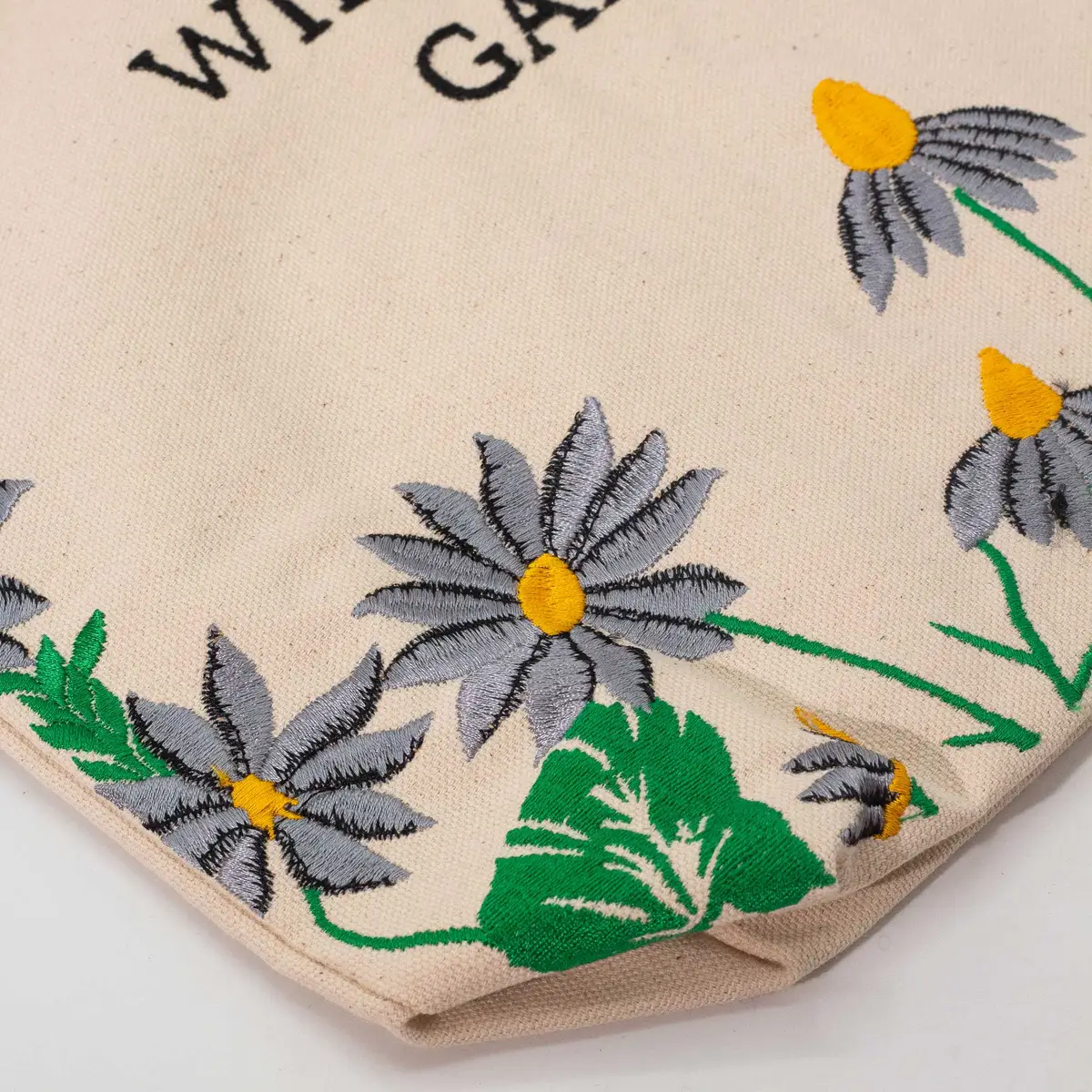 Agnes + Cat broderad bomullsväska med vilda blommor - produktbild 3