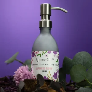 Flaska med Agnes + Cat hand- och kroppskräm Japanese Bloom med pump och blommönster