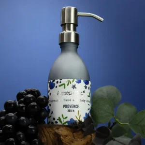 Flaska med Agnes + Cat hand- och kroppskräm Provence 300 ml med pump och dekorativt motiv
