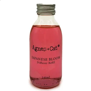 Flaska med rosa doftvätska Agnes + Cat påfyllning till doftpinne Japanese Bloom