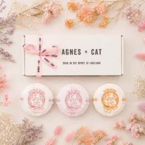 Agnes + Cat presentask med tre badbomber i dofterna japansk blomma, te & ros och clementin omgivna av torkade blommor