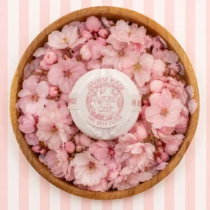 Agnes + Cat presentset med badbomber i dofterna japansk blomma, clementin och te & ros - produktbild 4