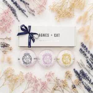 Agnes + Cat presentförpackning med tre runda badbomber och blommor runtomkring