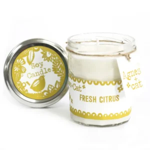 Agnes & Cat sojavaxljus i glasburk med citrusdoft och lock bredvid