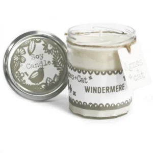 Doftljus i glasburk med etikett Agnes & Cat Windermere och lock med text Soy Candle