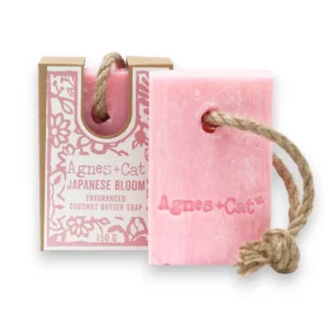 Rosa tvål på rep från Agnes + Cat med japansk blomdoft och förpackning