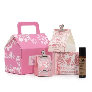 Agnes + Cat wellness-presentset med rosa blommönstrad presentförpackning och kroppsvårdsprodukter