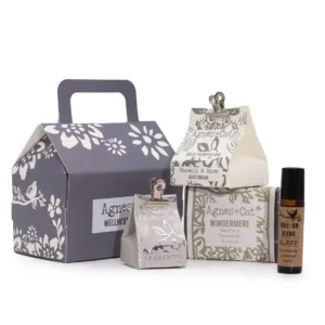 Agnes + Cat Wellness-presentset Lake Breeze med presentförpackning och kroppsvårdsprodukter