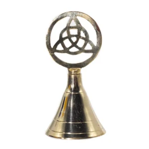 Altar-klocka i polerad mässing med Triquetra-symbol i toppen
