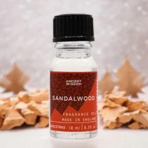 Flaska med Ancient Wisdom doftolja Jul Sandelträ 10 ml med svart skruvkork och röd etikett