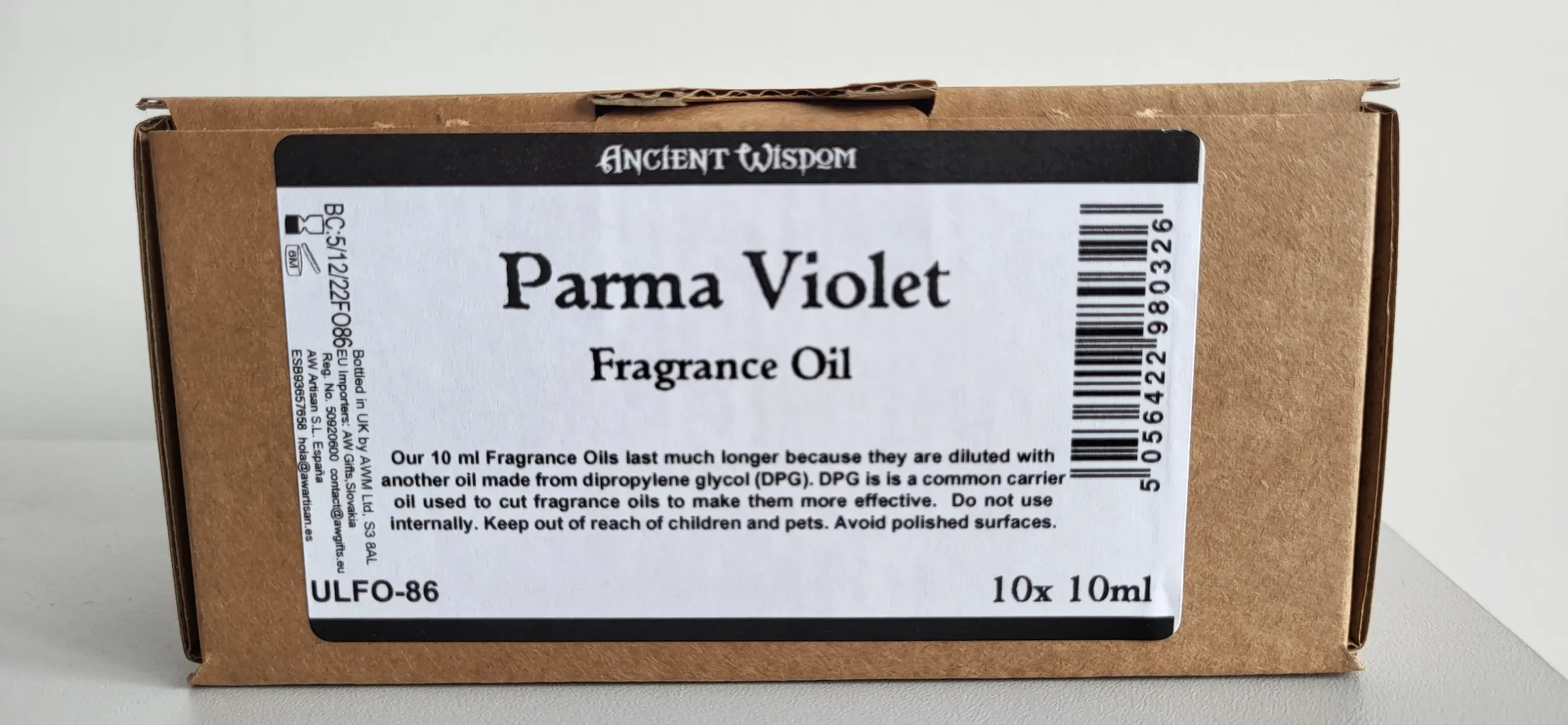 Förpackning med Ancient Wisdom Parma Violet doftolja 10 ml med etikett och streckkod