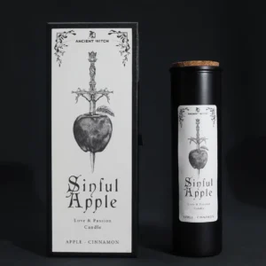 Svart doftljus med etikett föreställande äpple och dolk, bredvid matchande presentförpackning