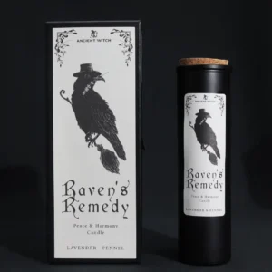 Ancient Witch Ravens' Remedy sojavaxljus i svart glasburk med kork och presentförpackning med korpillustration