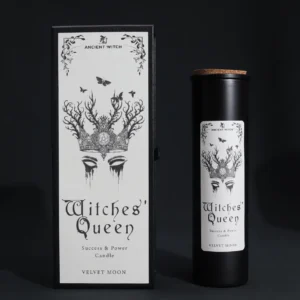 Ancient Witch Witches' Queen sojavaxljus i svart behållare med kork och elegant presentförpackning