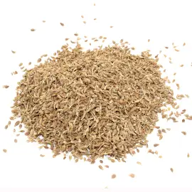 Hög med anisfrön på vit bakgrund