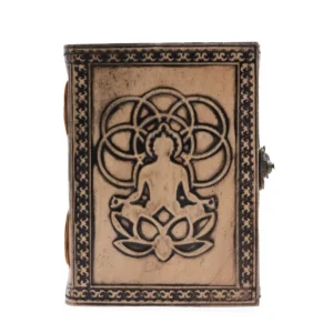 Rödbrun läderanteckningsbok med präglat Buddha-motiv och dekorativ ram