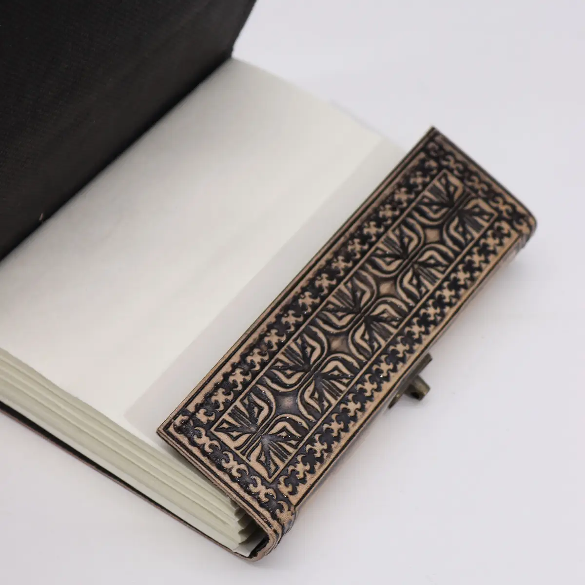 Anteckningsbok i läder med Buddha-motiv, rödbrun, 200 sidor, 17,5x12,5x3 cm - produktbild 2