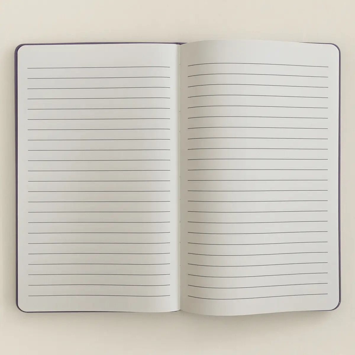 Anteckningsbok i lila sammet med 80 linjerade sidor och texten Create Magic - produktbild 3