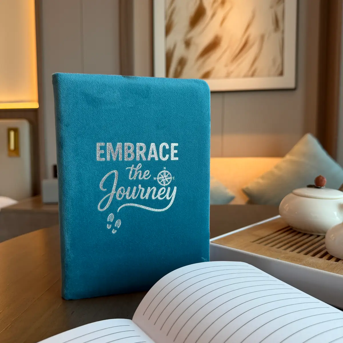 Anteckningsbok i ljusblå sammet med 80 linjerade sidor och texten Embrace the Journey - produktbild 4