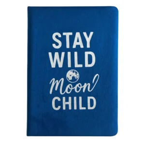 Mörkblå anteckningsbok i sammet med texten Stay Wild Moon Child i silver