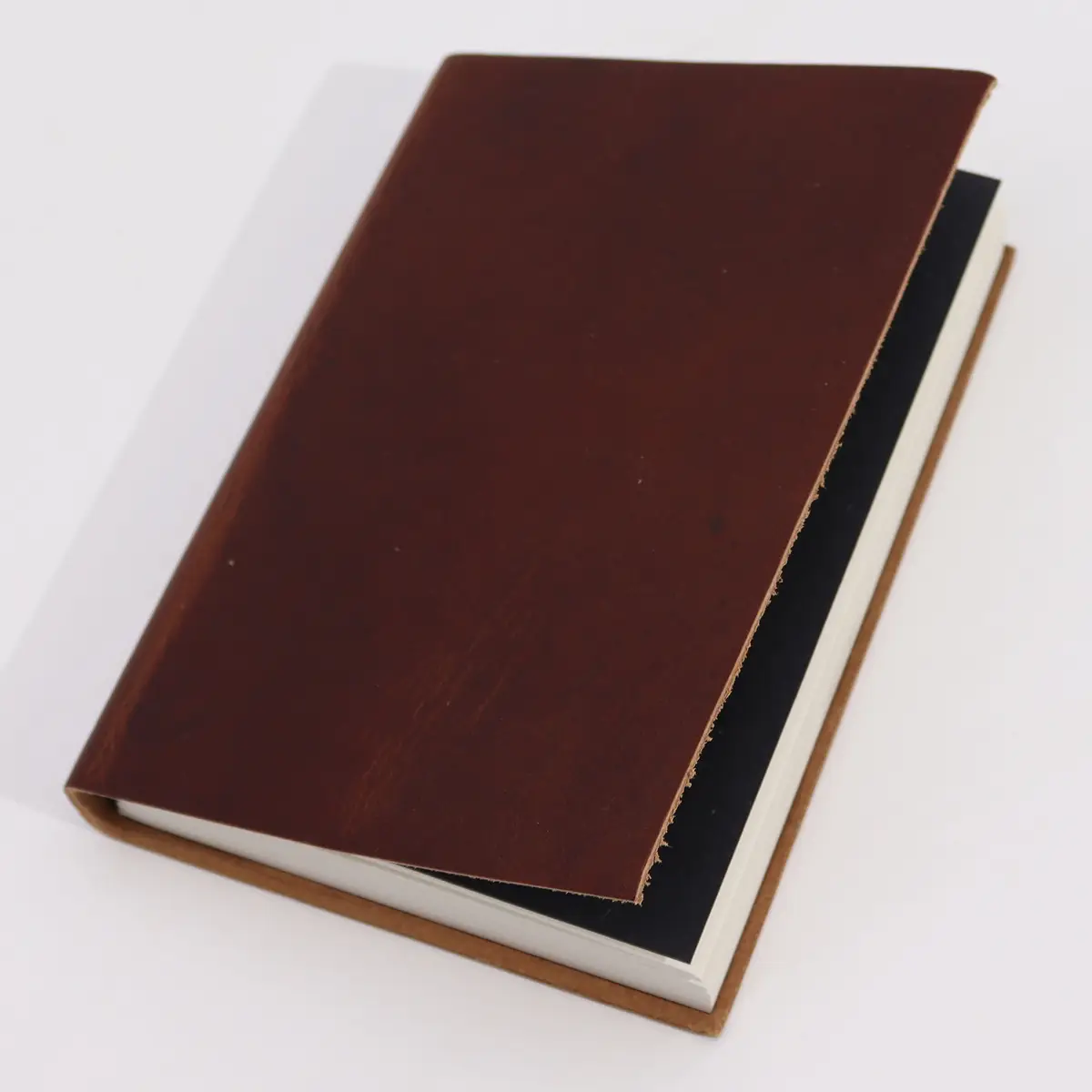 Anteckningsbok i mörkbrunt läder med linjerade sidor 18x13 cm - produktbild 2