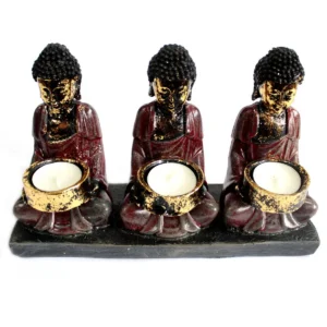 Ljushållare med tre antika Buddha-figurer sittande på rad med ljus i händerna