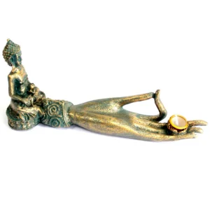 Antik Buddha-rökelsebrännare formad som en hand med en tänd ljuslykta