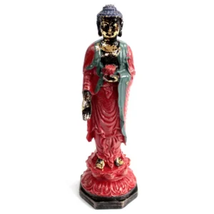 Stående antik Buddha-staty i röd och grön färg på vit bakgrund