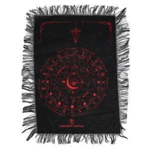 Svart pendelduk med blodröda zodiak- och himmelsymboler samt fransar runt kanten