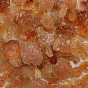 Närbild på klumpformad arabisk harts i olika nyanser av brunt och orange