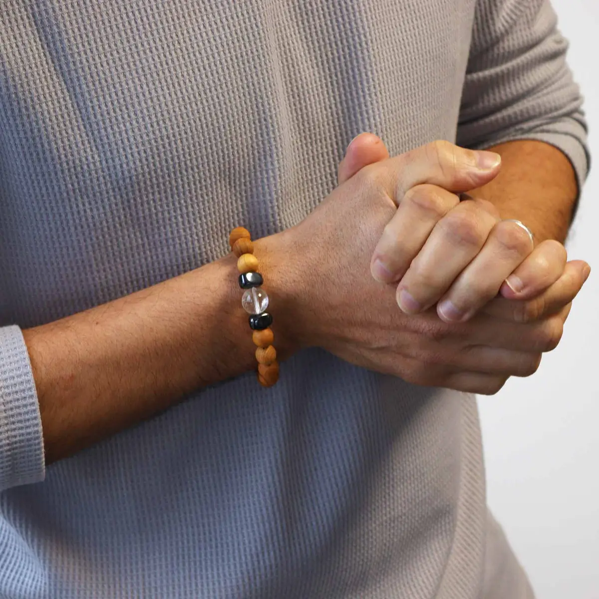 Armband i cederträ med klar kvarts för kronchakrat - produktbild 3