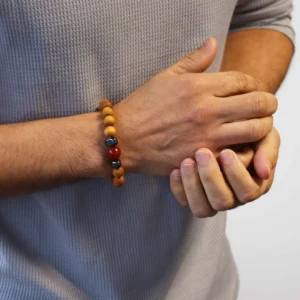 Armband i cederträ med rotchakra och röd jaspis - produktbild 3