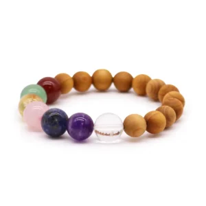 Armband i cederträ med färgglada chakrastenar på vit bakgrund