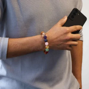 Armband i cederträ med sju chakrastenar - produktbild 3