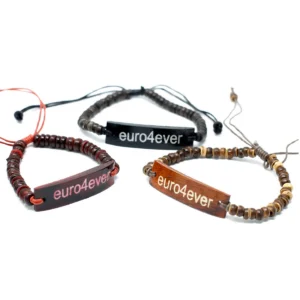 Tre armband i kokos med elastiskt band och texten euro4ever på kokosplatta