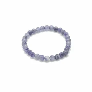 Armband med runda ametistpärlor i olika nyanser av lila på vit bakgrund