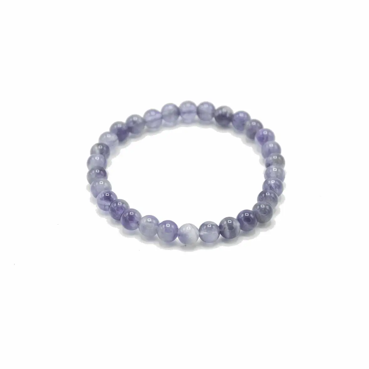 Armband med runda ametistpärlor i olika nyanser av lila på vit bakgrund
